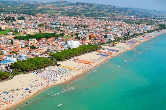 Hotel Lido Alba Adriatica Luaran gambar